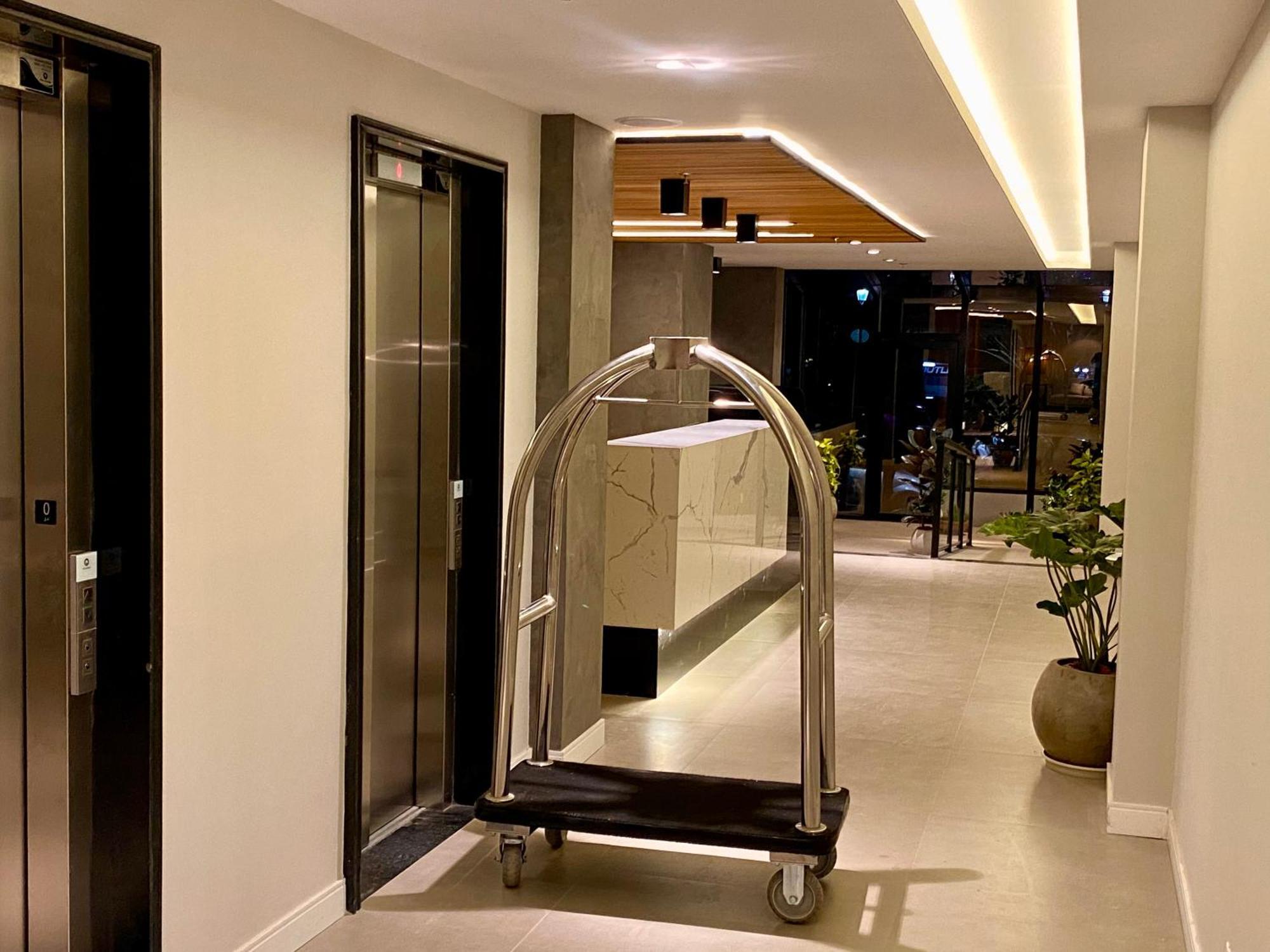 Kastel Petropolis Hotel Екстериор снимка